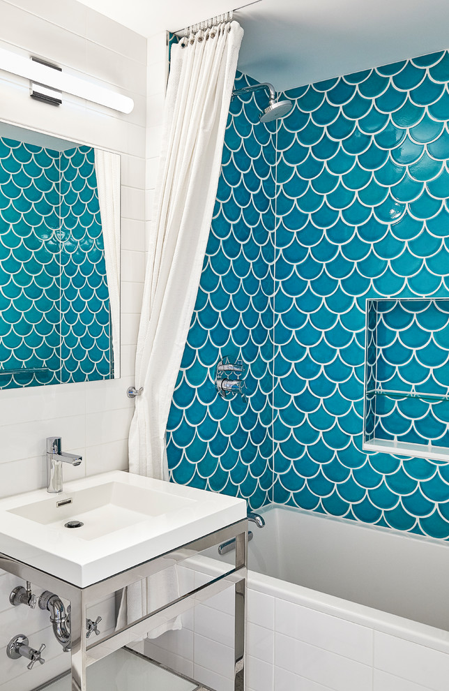 ニューヨークにある高級な小さなトランジショナルスタイルのおしゃれな浴室 (シャワー付き浴槽	、白い壁、コンソール型シンク、白い床、シャワーカーテン、アルコーブ型浴槽、一体型トイレ	、青いタイル、セラミックタイル、セメントタイルの床、人工大理石カウンター) の写真