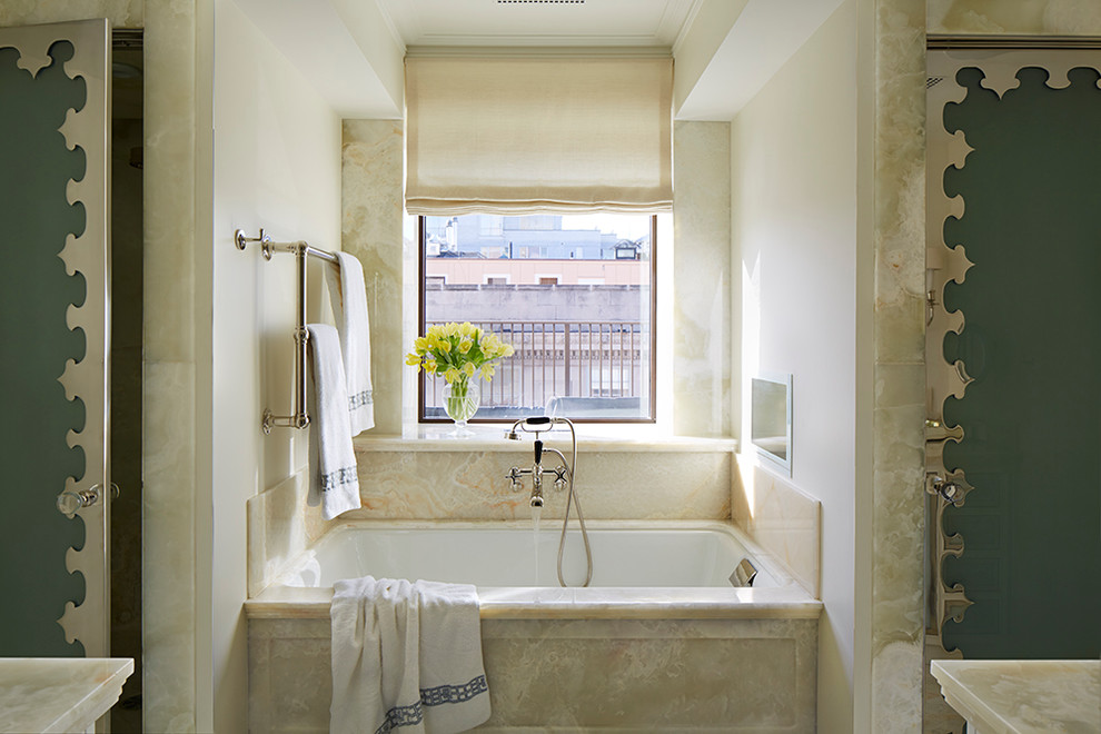 Esempio di una grande stanza da bagno per bambini chic con ante a filo, ante bianche, vasca da incasso, piastrelle bianche, pareti bianche e top in marmo