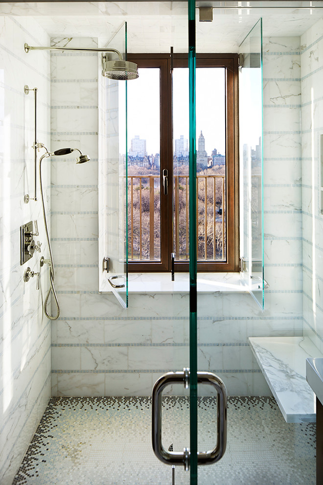 Idee per una grande stanza da bagno padronale classica con doccia aperta, piastrelle bianche e pareti bianche