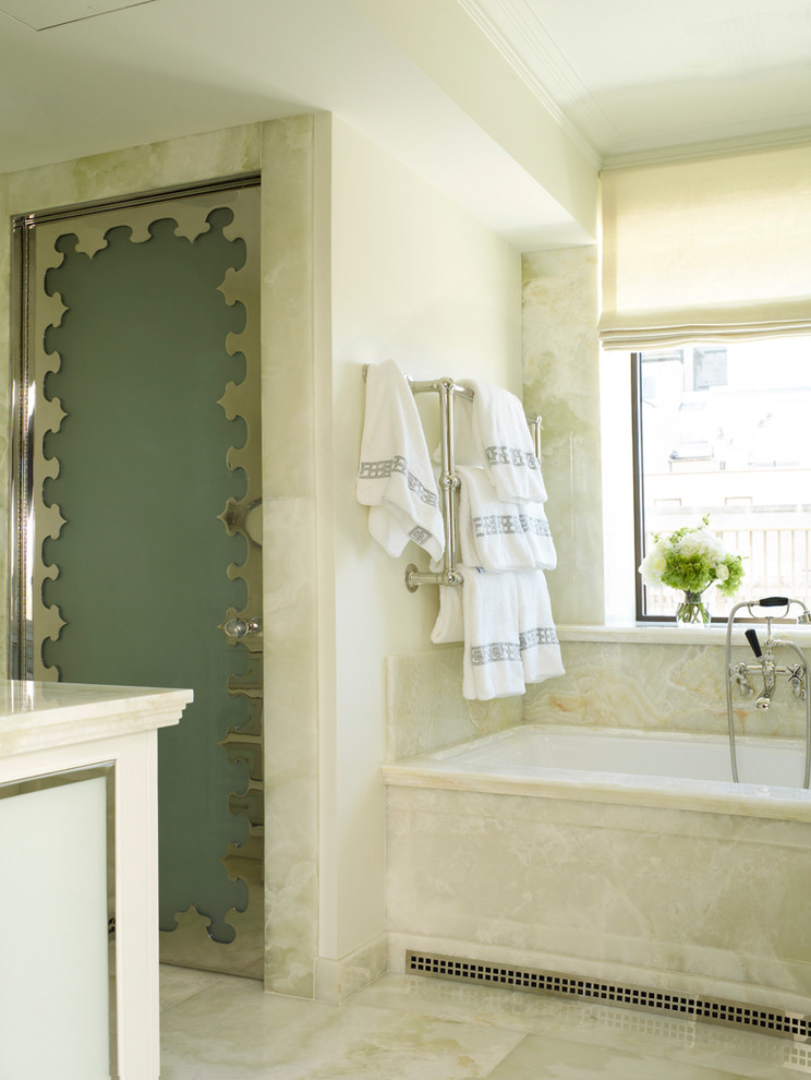 На фото: большая главная ванная комната в стиле неоклассика (современная классика) с белой плиткой, белыми стенами, мраморным полом и столешницей из талькохлорита