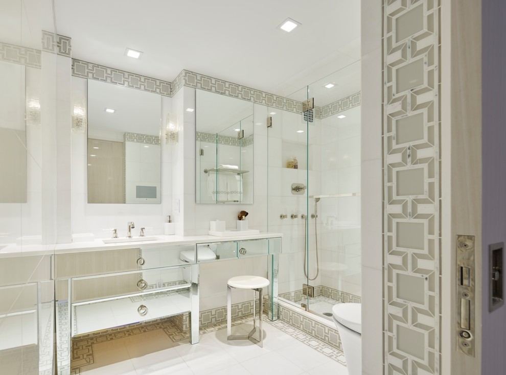 ニューヨークにあるラグジュアリーな中くらいなコンテンポラリースタイルのおしゃれなマスターバスルーム (アルコーブ型シャワー、開き戸のシャワー、白いタイル、家具調キャビネット、アンダーカウンター洗面器、白い床、白い洗面カウンター) の写真