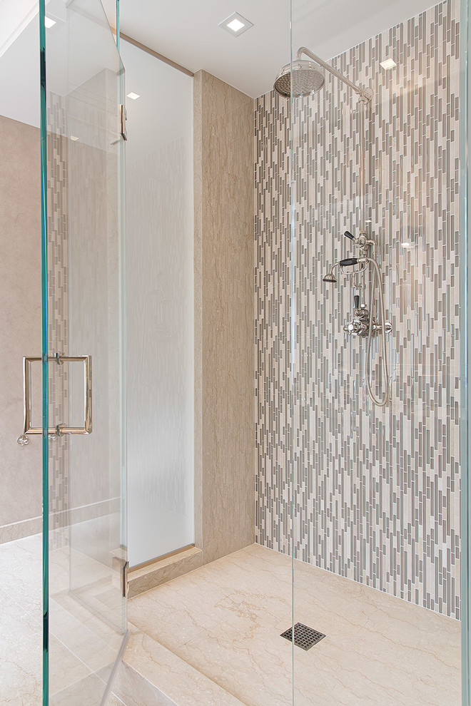 Immagine di un'ampia stanza da bagno padronale minimalista con top in marmo