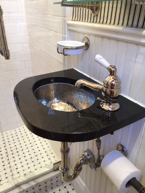 Kleines Klassisches Duschbad mit Eckdusche, schwarz-weißen Fliesen, Mosaikfliesen, schwarzer Wandfarbe, Mosaik-Bodenfliesen und Unterbauwaschbecken in New York