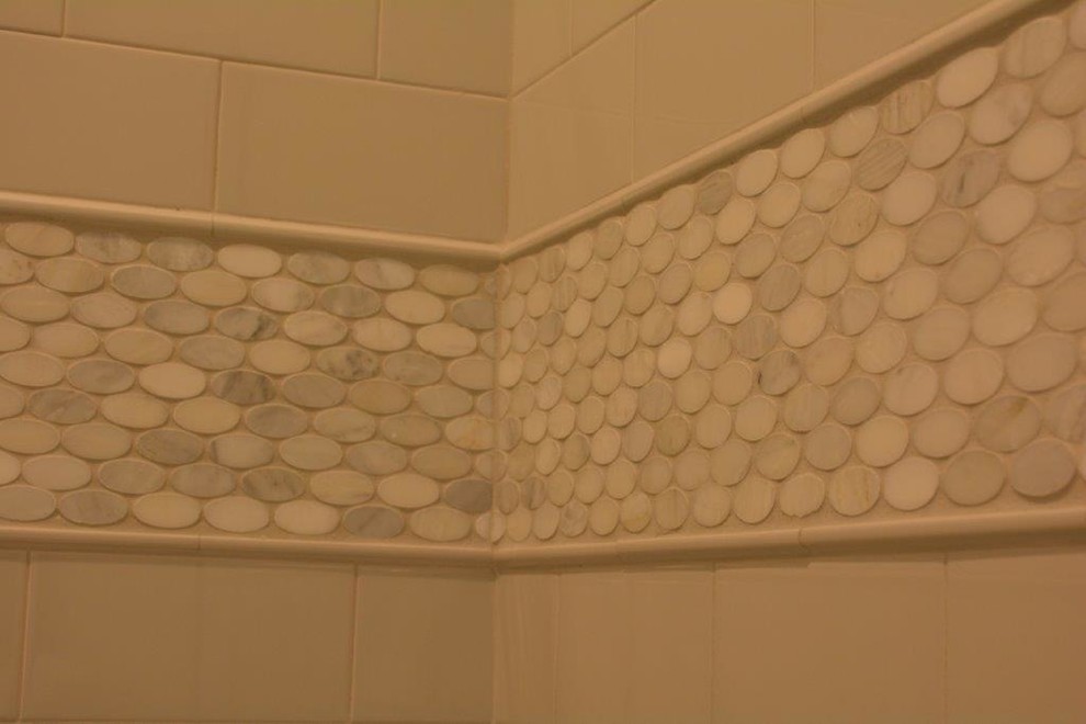 Foto di una grande stanza da bagno con doccia stile marino con ante in stile shaker, ante bianche, doccia alcova, piastrelle bianche, piastrelle di marmo, pavimento in marmo, lavabo sottopiano, top in marmo, pavimento bianco e porta doccia a battente
