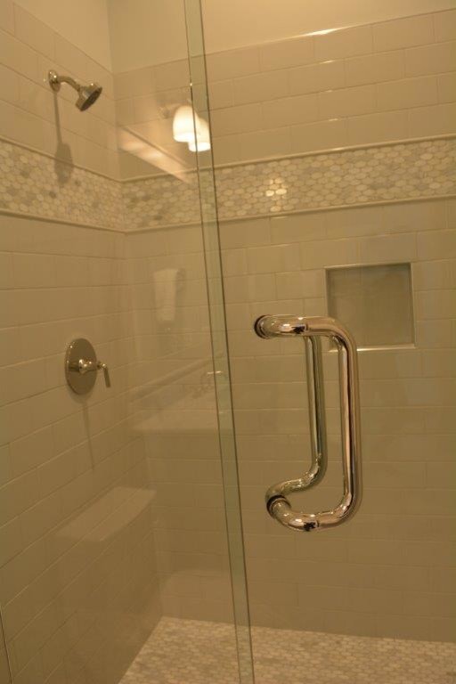 Immagine di una grande stanza da bagno con doccia stile marino con ante in stile shaker, ante bianche, doccia alcova, piastrelle bianche, piastrelle di marmo, pavimento in marmo, lavabo sottopiano, top in marmo, pavimento bianco e porta doccia a battente
