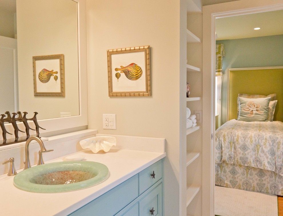 На фото: маленькая ванная комната в классическом стиле с синими фасадами, серыми стенами, душевой кабиной, накладной раковиной и столешницей из искусственного камня для на участке и в саду