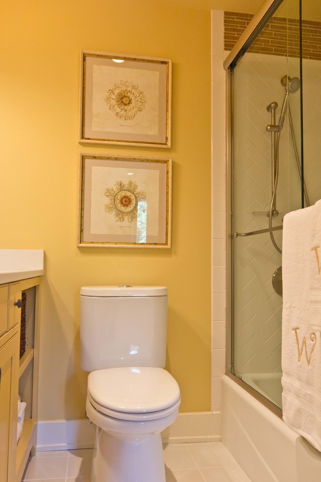 ウィルミントンにある小さなトラディショナルスタイルのおしゃれなバスルーム (浴槽なし) (アルコーブ型浴槽、シャワー付き浴槽	、分離型トイレ、白いタイル、ガラスタイル、黄色い壁、セラミックタイルの床) の写真