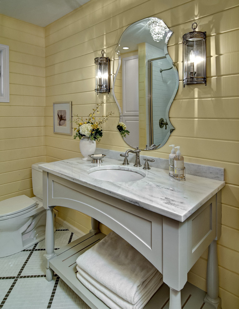 Cette photo montre une salle de bain chic avec un lavabo encastré, des portes de placard grises, WC séparés, un mur jaune, un sol en carrelage de terre cuite et un placard à porte shaker.