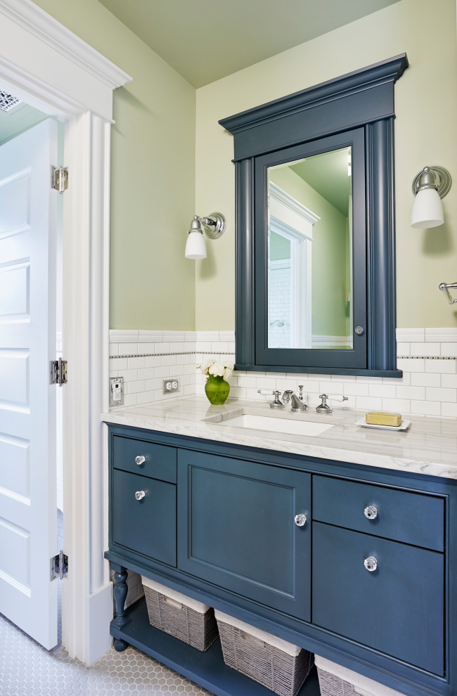 Idéer för amerikanska grått badrum, med blå skåp, vit kakel, tunnelbanekakel, gröna väggar, mosaikgolv, ett undermonterad handfat, grått golv och luckor med infälld panel
