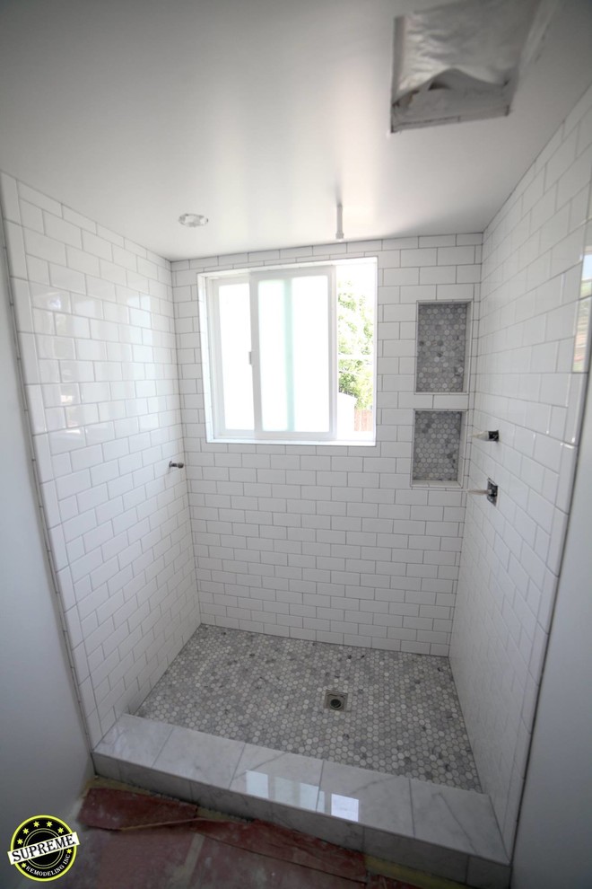 Exempel på ett litet modernt grå grått badrum med dusch, med skåp i shakerstil, svarta skåp, en dusch i en alkov, en toalettstol med hel cisternkåpa, vit kakel, keramikplattor, vita väggar, klinkergolv i småsten, ett nedsänkt handfat, granitbänkskiva, grått golv och dusch med skjutdörr
