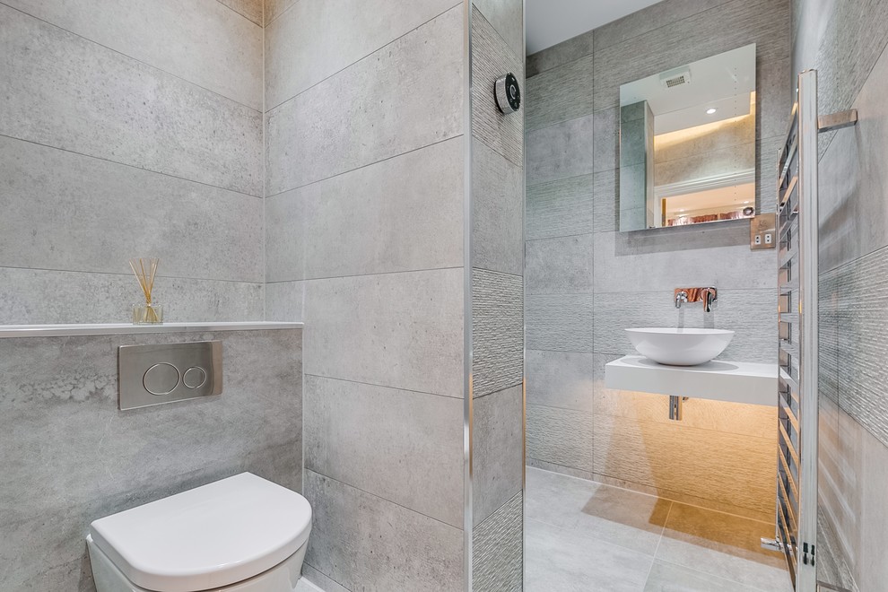 Foto på ett litet funkis en-suite badrum, med ett platsbyggt badkar, beige kakel, keramikplattor, beige väggar, klinkergolv i keramik och bänkskiva i akrylsten