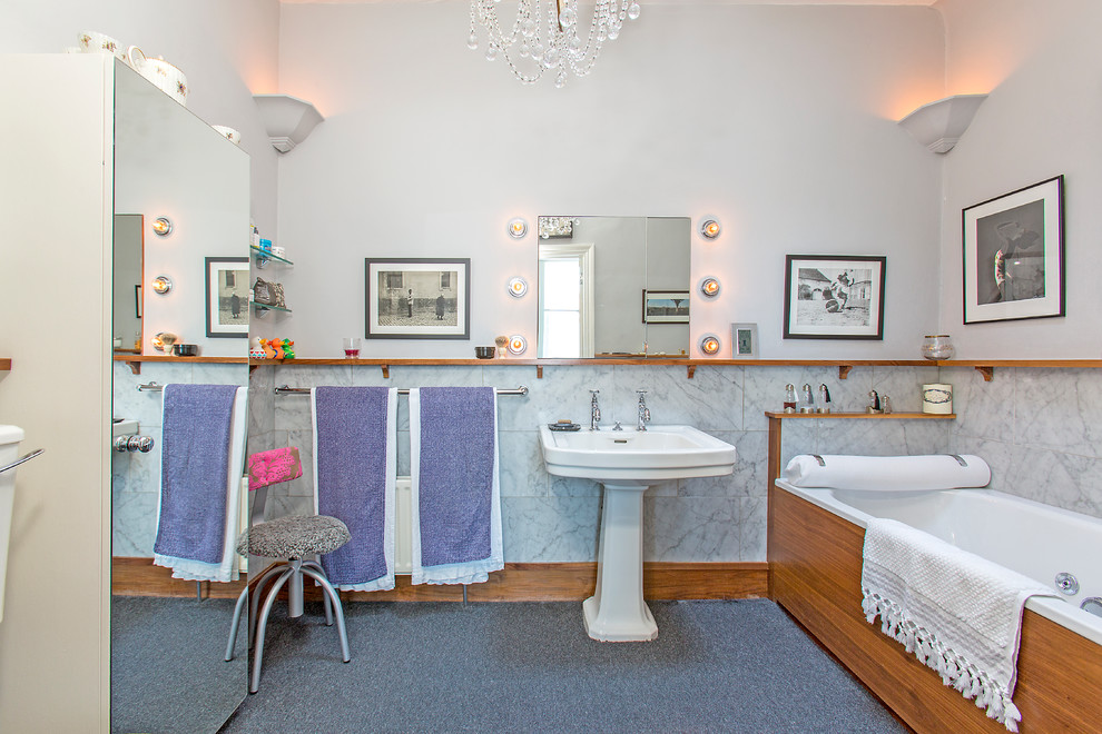 Foto de cuarto de baño bohemio de tamaño medio con paredes blancas y suelo azul