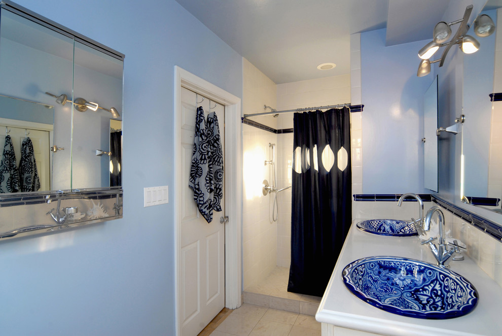 Inspiration för mellanstora medelhavsstil en-suite badrum, med ett nedsänkt handfat, bänkskiva i kvarts, en dusch i en alkov, vit kakel, keramikplattor, blå väggar och kalkstensgolv