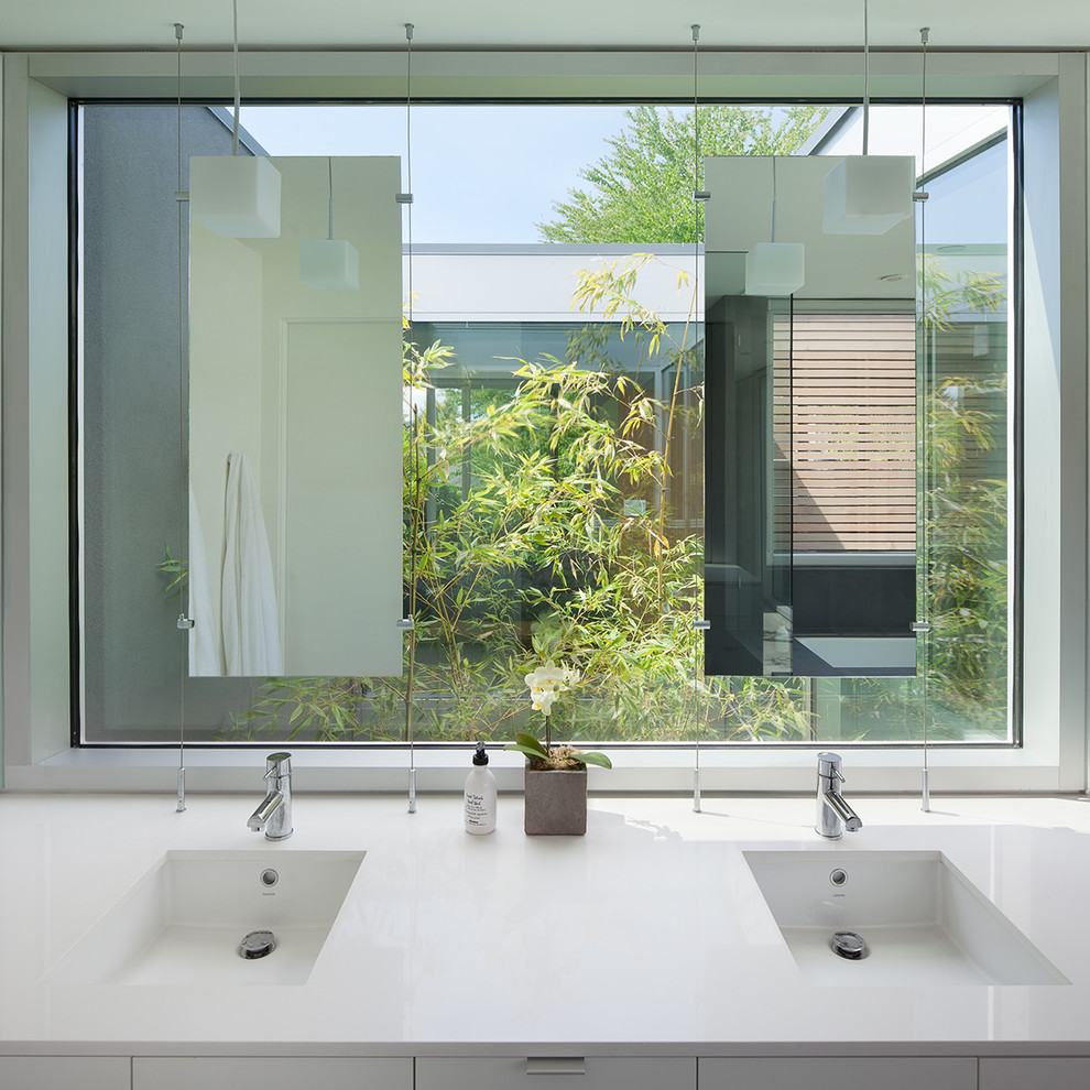 Идея дизайна: ванная комната в стиле модернизм с врезной раковиной и плоскими фасадами