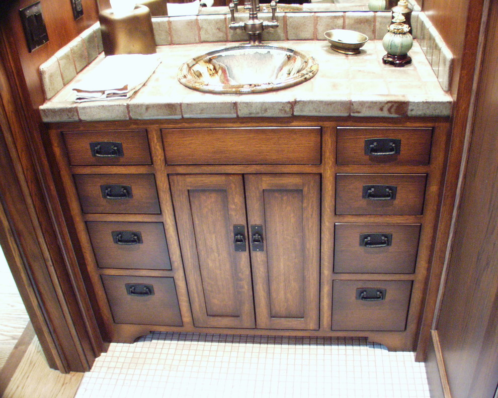 Modelo de cuarto de baño rústico pequeño con armarios estilo shaker, puertas de armario de madera en tonos medios, baldosas y/o azulejos blancos, paredes marrones, suelo con mosaicos de baldosas, aseo y ducha y lavabo encastrado