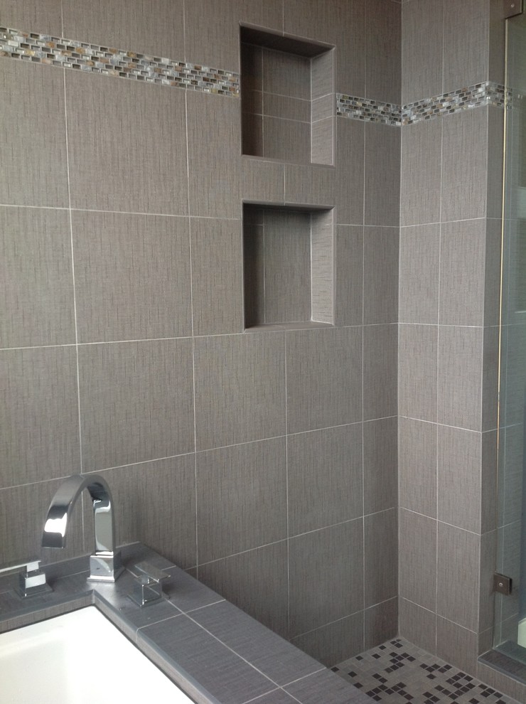 Diseño de cuarto de baño moderno con bañera empotrada, combinación de ducha y bañera, baldosas y/o azulejos grises, baldosas y/o azulejos de porcelana y suelo con mosaicos de baldosas