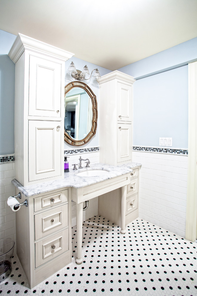 Exemple d'une salle de bain chic avec un plan de toilette en marbre, un carrelage métro et du carrelage bicolore.