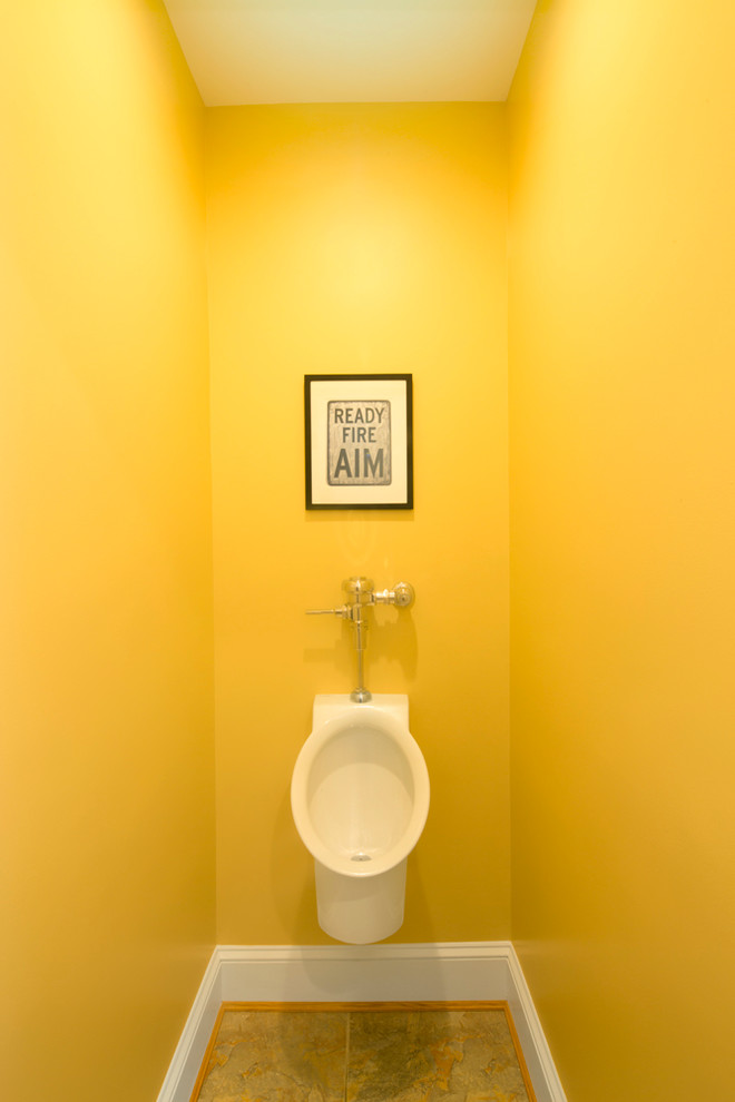 Imagen de aseo tradicional pequeño con urinario, baldosas y/o azulejos grises, baldosas y/o azulejos de cerámica, paredes amarillas y suelo de baldosas de cerámica