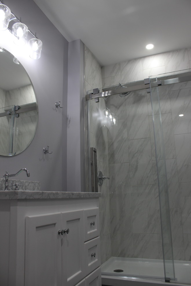 Bild på ett stort vintage badrum, med skåp i shakerstil, vita skåp, en dusch i en alkov, svart och vit kakel, skiffergolv, ett undermonterad handfat, marmorbänkskiva, svart golv och dusch med skjutdörr