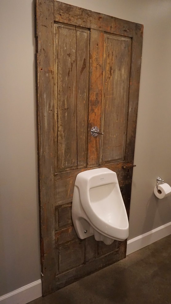 Idéer för att renovera ett mellanstort funkis badrum, med ett avlångt handfat, öppna hyllor, grå skåp, träbänkskiva, ett badkar i en alkov, en dusch/badkar-kombination, ett urinoar, grå väggar och betonggolv