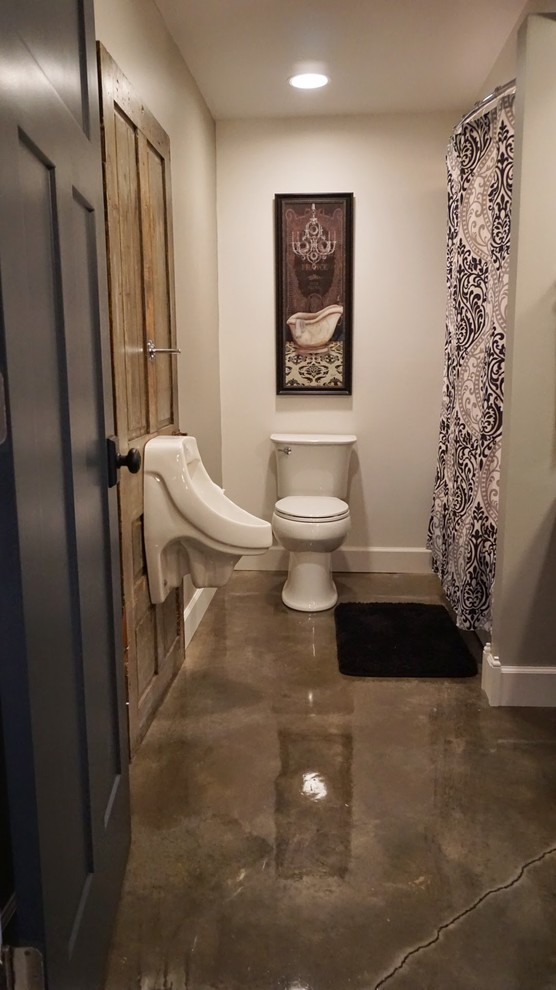 Идея дизайна: ванная комната среднего размера в стиле модернизм с писсуаром, раковиной с несколькими смесителями, открытыми фасадами, серыми фасадами, столешницей из дерева, ванной в нише, серыми стенами и бетонным полом