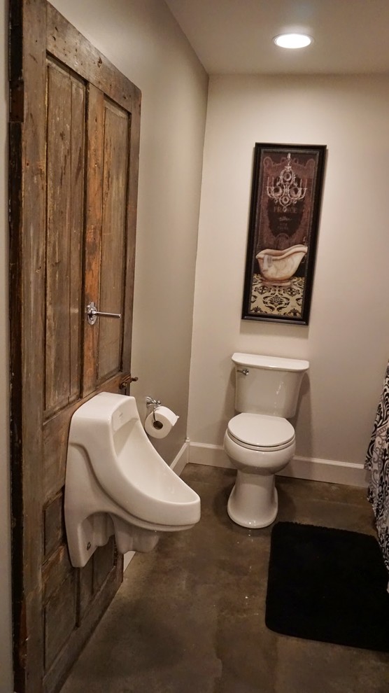 Inspiration för mellanstora moderna toaletter, med ett avlångt handfat, öppna hyllor, grå skåp, träbänkskiva, ett urinoar, grå väggar och betonggolv
