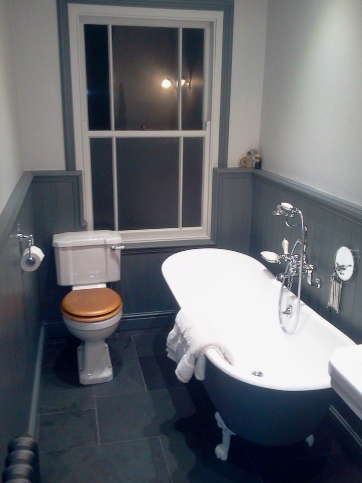 Foto de cuarto de baño contemporáneo pequeño con bañera exenta, combinación de ducha y bañera, sanitario de una pieza, baldosas y/o azulejos negros, baldosas y/o azulejos de piedra, paredes grises y suelo de pizarra