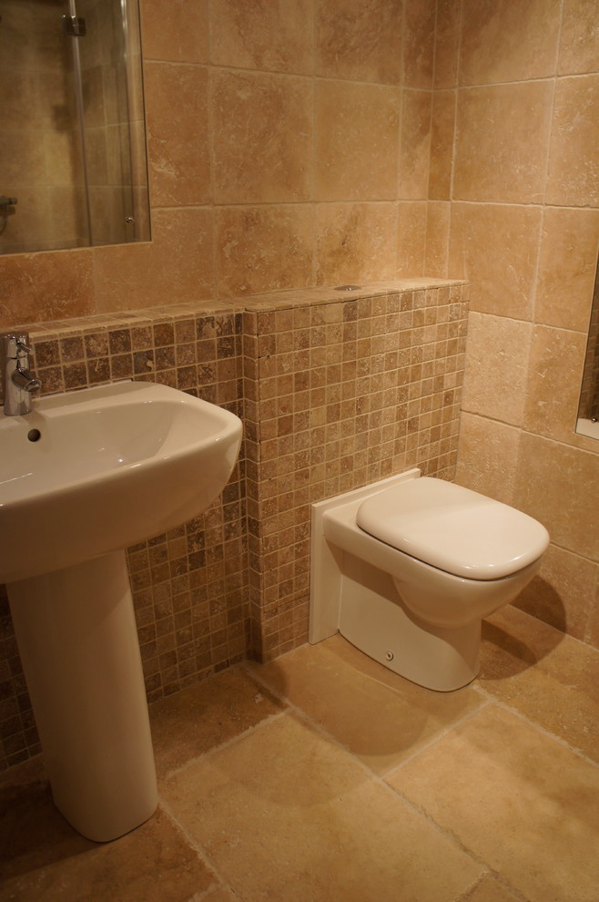 Foto de cuarto de baño infantil rural de tamaño medio con ducha esquinera, baldosas y/o azulejos beige, baldosas y/o azulejos de piedra y suelo de travertino