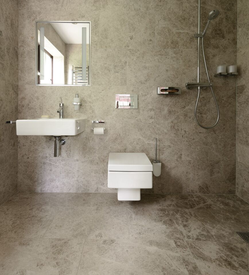Idee per una piccola stanza da bagno con doccia design con lavabo sospeso, doccia aperta, WC sospeso, piastrelle grigie, piastrelle in pietra e pavimento in marmo