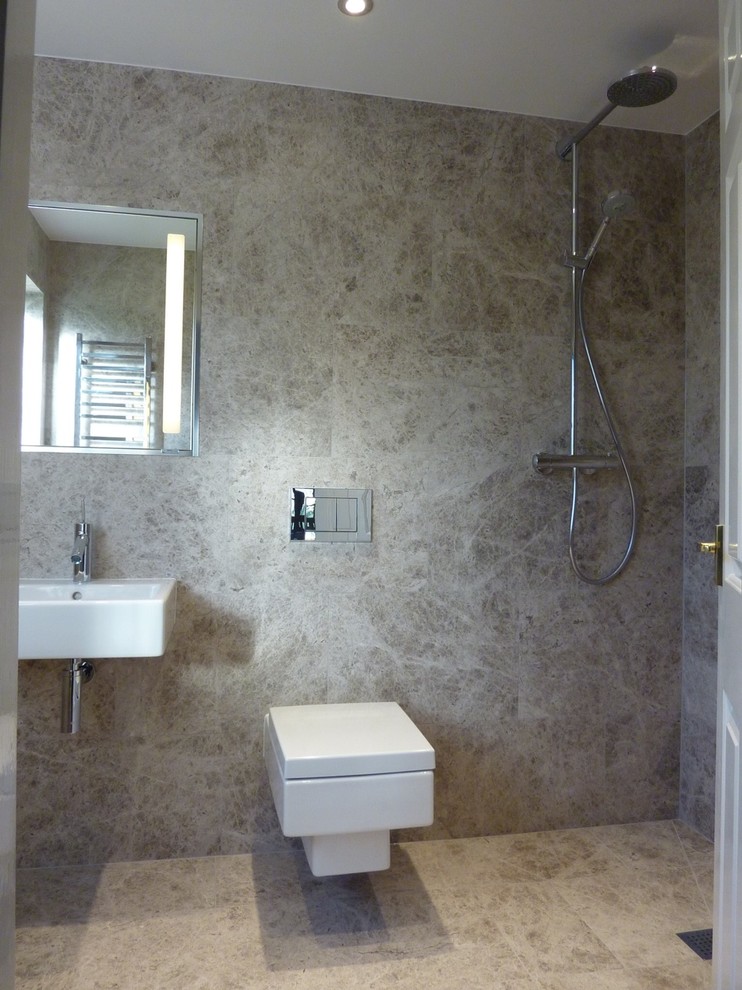 Foto de cuarto de baño actual pequeño con lavabo suspendido, ducha abierta, sanitario de pared, baldosas y/o azulejos grises, baldosas y/o azulejos de piedra y suelo de mármol
