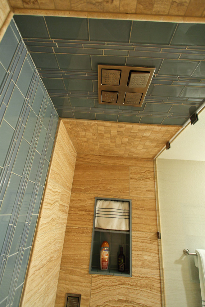 Exempel på ett stort en-suite badrum, med luckor med upphöjd panel, skåp i mellenmörkt trä, en dubbeldusch, en toalettstol med separat cisternkåpa, beige väggar, klinkergolv i keramik, ett undermonterad handfat, bänkskiva i kvarts, beiget golv och dusch med gångjärnsdörr