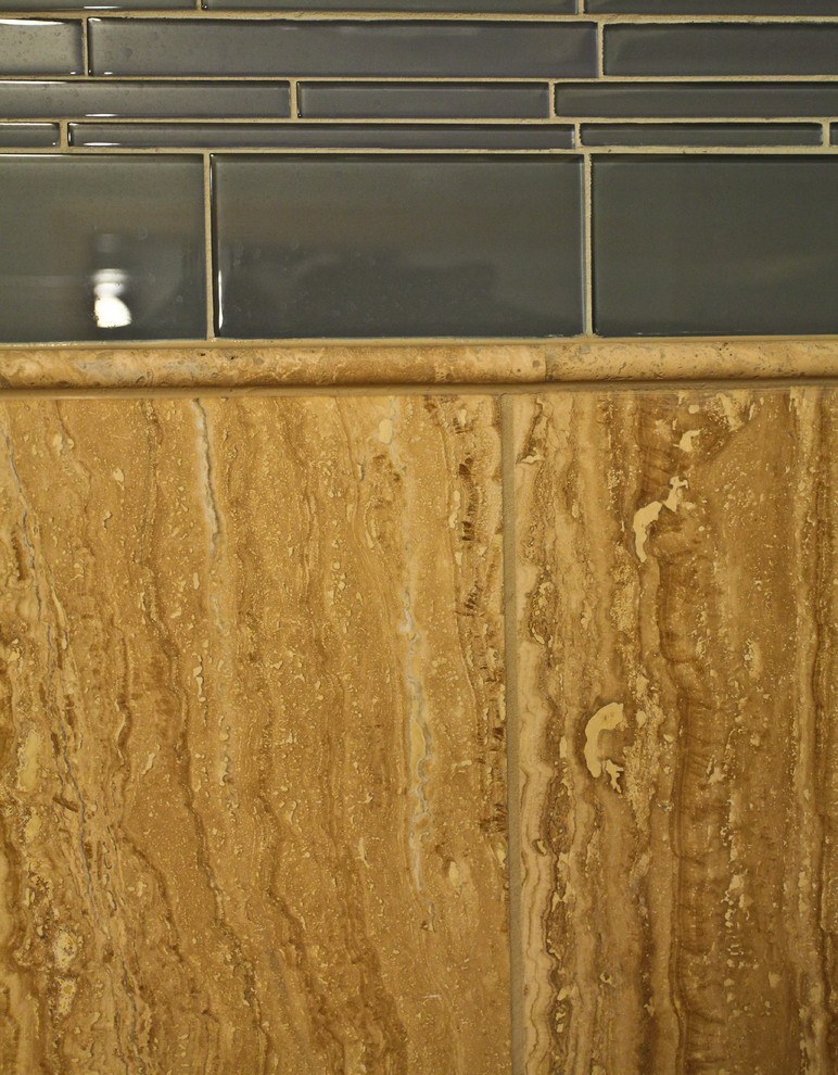 Inredning av ett stort en-suite badrum, med luckor med upphöjd panel, skåp i mellenmörkt trä, en dubbeldusch, en toalettstol med separat cisternkåpa, beige väggar, klinkergolv i keramik, ett undermonterad handfat, bänkskiva i kvarts, beiget golv och dusch med gångjärnsdörr