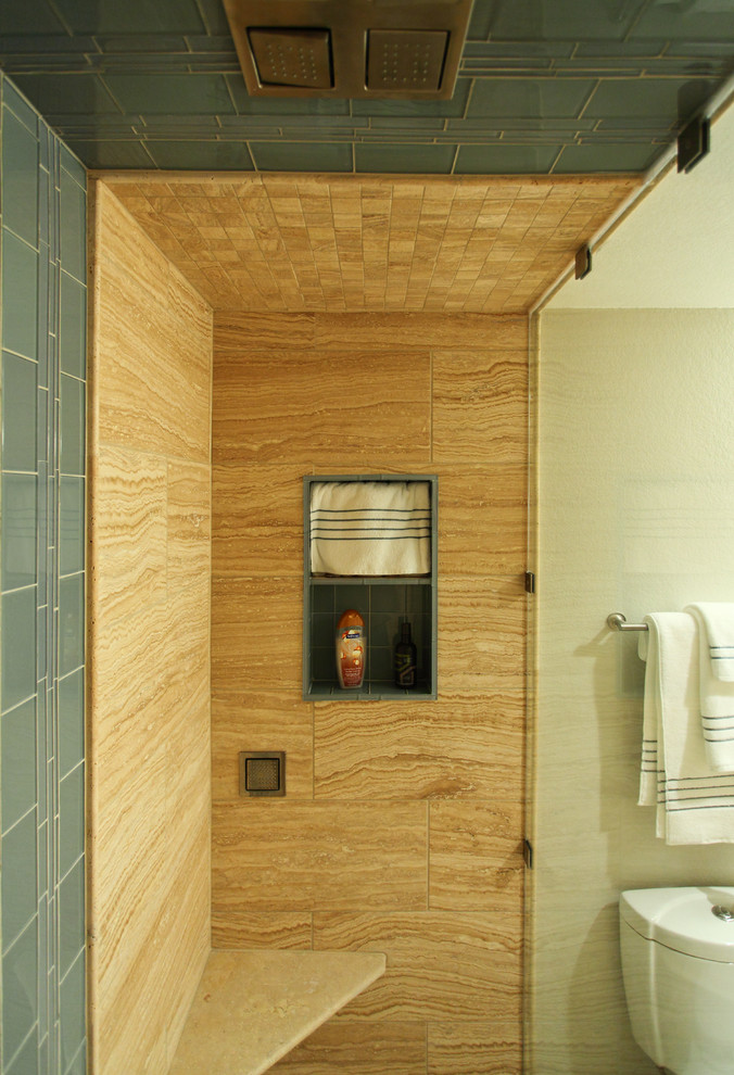 Стильный дизайн: большая главная ванная комната с фасадами с выступающей филенкой, фасадами цвета дерева среднего тона, двойным душем, раздельным унитазом, бежевыми стенами, полом из керамической плитки, врезной раковиной, столешницей из искусственного кварца, бежевым полом и душем с распашными дверями - последний тренд
