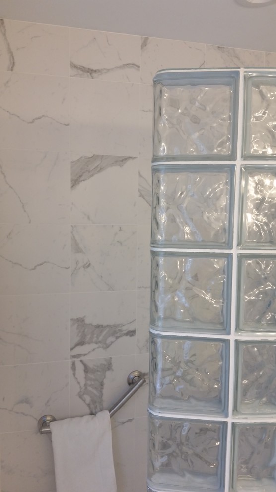 Bild på ett stort vintage en-suite badrum, med ett nedsänkt handfat, luckor med infälld panel, vita skåp, granitbänkskiva, en öppen dusch, svart och vit kakel, keramikplattor, vita väggar och klinkergolv i keramik