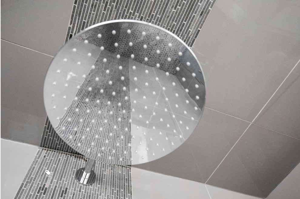 Immagine di una stanza da bagno padronale contemporanea di medie dimensioni con piastrelle grigie, piastrelle in gres porcellanato, pareti grigie, pavimento con piastrelle a mosaico e pavimento grigio