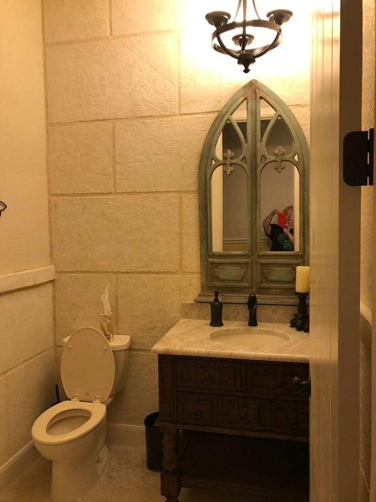 Idéer för att renovera ett mellanstort vintage badrum med dusch, med möbel-liknande, skåp i mörkt trä, en toalettstol med separat cisternkåpa, beige kakel, stenkakel, beige väggar, ett undermonterad handfat, bänkskiva i täljsten och beiget golv