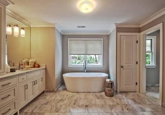 Aménagement d'une très grande salle de bain principale moderne avec un lavabo encastré, un placard à porte plane, des portes de placard blanches, un plan de toilette en marbre, WC séparés, un carrelage gris, des carreaux de porcelaine, un mur gris et un sol en carrelage de porcelaine.