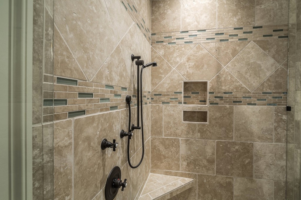 На фото: главная ванная комната среднего размера в классическом стиле с бежевой плиткой, коричневой плиткой и каменной плиткой с