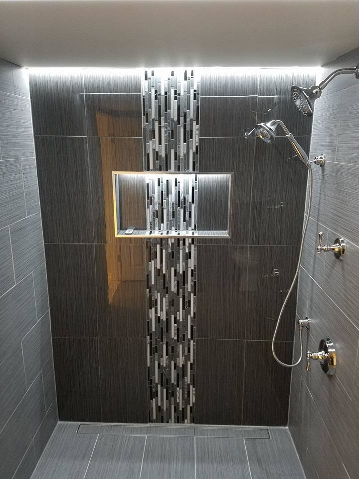 Inspiration för ett mellanstort funkis badrum med dusch, med en hörndusch, grå kakel, porslinskakel, grå väggar, klinkergolv i porslin, grått golv och med dusch som är öppen