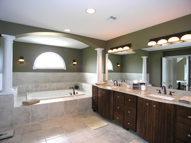 Foto på ett funkis badrum, med ett nedsänkt handfat, ett undermonterat badkar, gröna väggar och klinkergolv i keramik