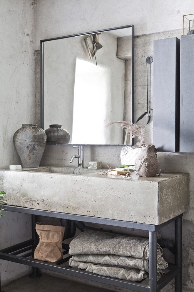 Foto de cuarto de baño urbano con paredes grises, lavabo integrado y suelo gris