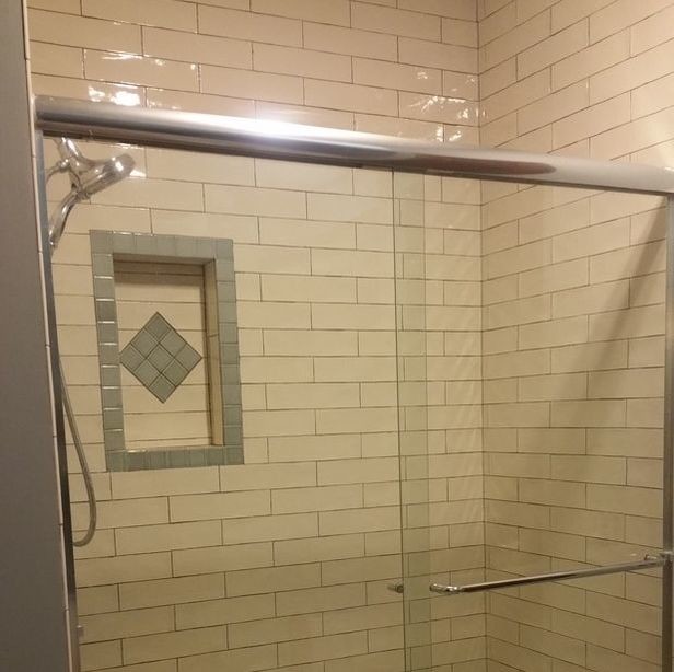 Foto di una stanza da bagno con doccia tradizionale di medie dimensioni con doccia alcova, piastrelle diamantate, pareti bianche e porta doccia scorrevole