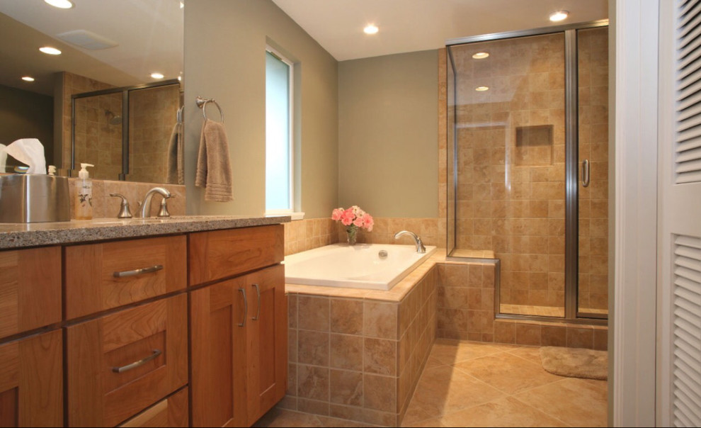 Klassisk inredning av ett mellanstort badrum med dusch, med luckor med infälld panel, skåp i mellenmörkt trä, ett platsbyggt badkar, en hörndusch, beige kakel, keramikplattor, beige väggar, klinkergolv i keramik, ett undermonterad handfat, granitbänkskiva, beiget golv och dusch med gångjärnsdörr