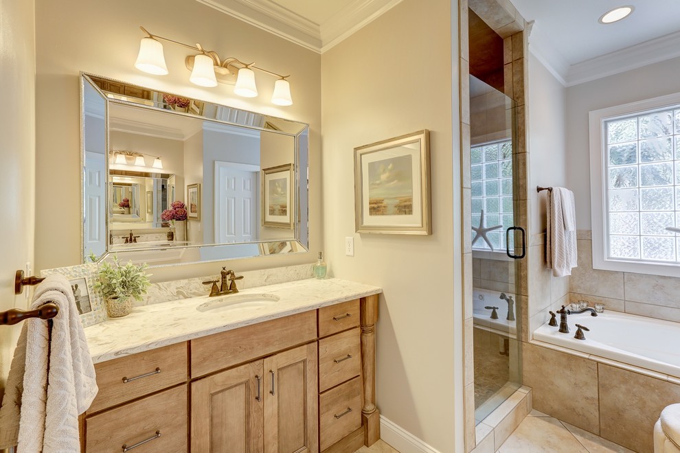 Inspiration för klassiska en-suite badrum, med skåp i ljust trä, ett platsbyggt badkar och bänkskiva i kvarts