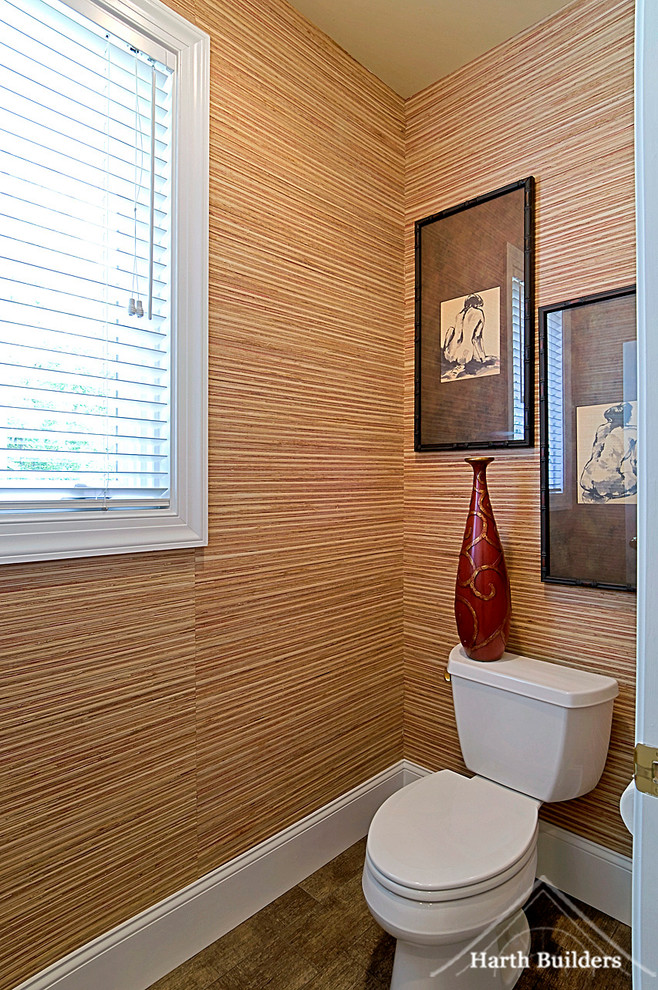 Стильный дизайн: туалет в восточном стиле с унитазом-моноблоком, оранжевыми стенами и полом из керамогранита - последний тренд