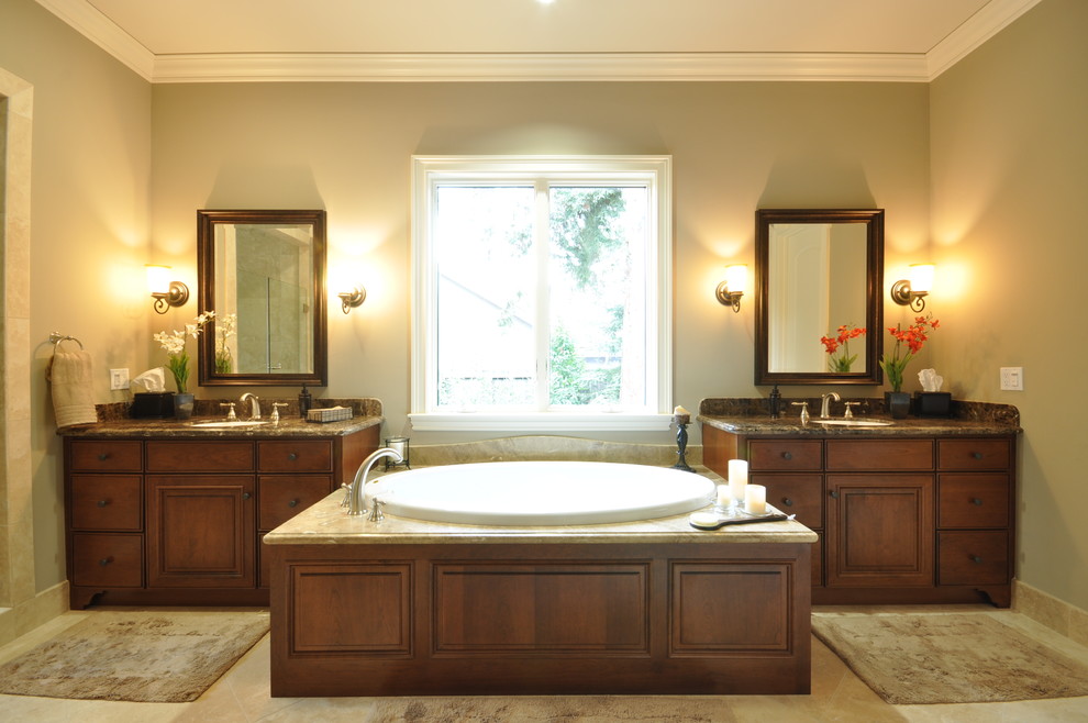 Inspiration för klassiska badrum, med ett undermonterad handfat, skåp i mörkt trä och ett platsbyggt badkar