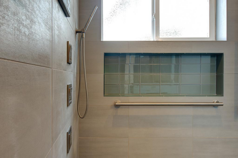 Immagine di una piccola stanza da bagno con doccia design con doccia a filo pavimento, WC sospeso, piastrelle grigie, pareti bianche, pavimento con piastrelle di ciottoli, pavimento multicolore, doccia aperta e top grigio