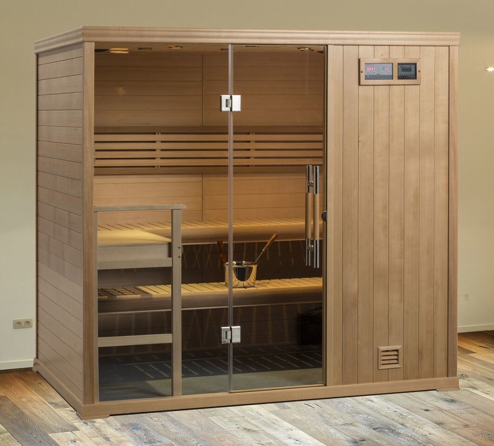 Mittelgroßes Modernes Badezimmer mit Nasszelle und braunem Holzboden in Chicago