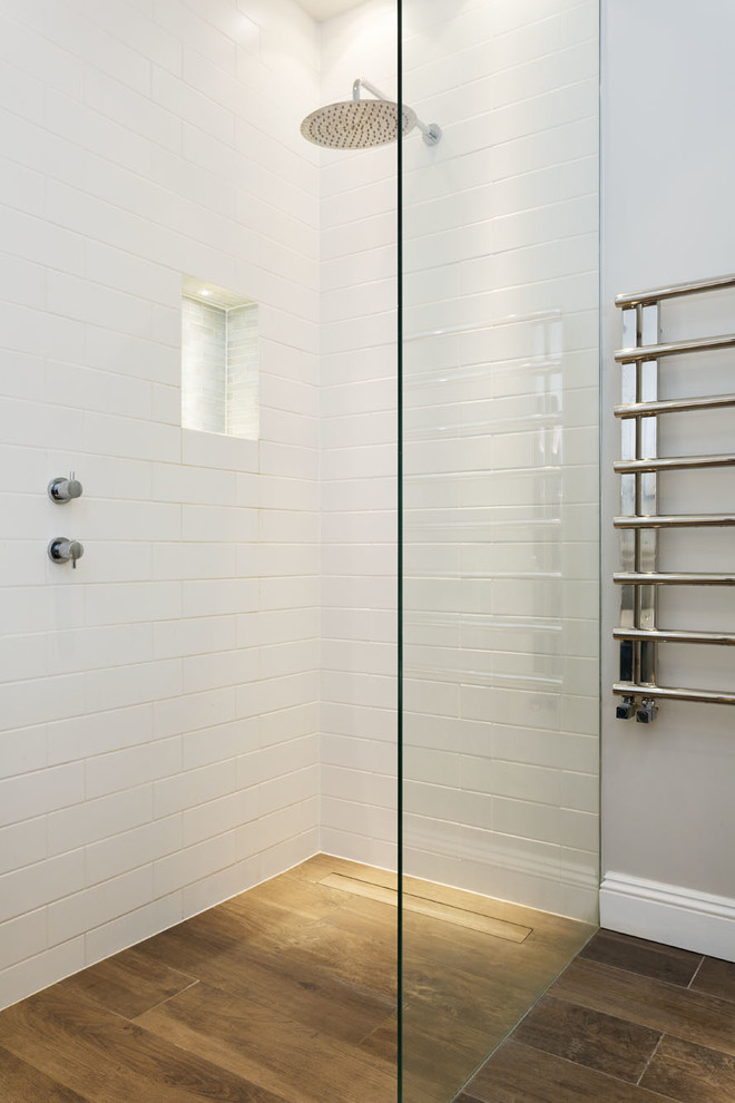 Idéer för ett modernt badrum, med en öppen dusch, vit kakel, tunnelbanekakel och laminatgolv