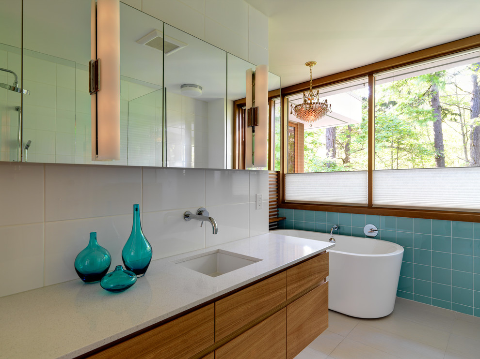 Modelo de cuarto de baño contemporáneo con bañera exenta y baldosas y/o azulejos azules